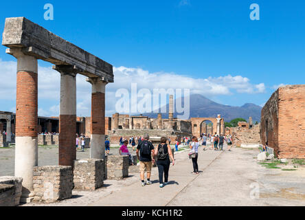 Pompei. Rovine del Foro Romano a Pompei guardando verso il Vesuvio sullo sfondo, Napoli, campania, Italy Foto Stock