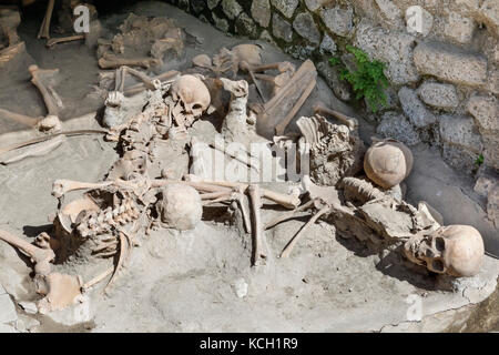 Replica scheletri di persone uccisi immediatamente nel 79 d.c. eruzione del Vesuvio, Ercolano (Ercolano), Napoli, campania, Italy