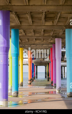 Spiaggia sotto il molo di Scheveningen, un piacere pier in olandese di località di Scheveningen nei pressi dell'Aia. Foto Stock