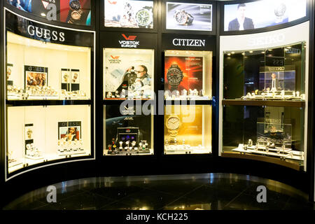 Kuala Lumpur, Malesia - 06 settembre 2017: vario marca di orologi presso l'aeroporto internazionale di Kuala Lumpur. Foto Stock