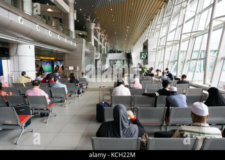 Kota Kinabalu, Malesia - 06 settembre 2017: traveler in attesa di pensione presso la sala partenze in Kota Kinabalu international airport. Foto Stock