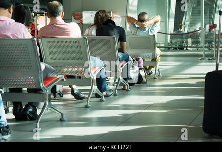 Kota Kinabalu, Malesia - 06 settembre 2017: traveler in attesa di pensione presso la sala partenze in Kota Kinabalu international airport. Foto Stock