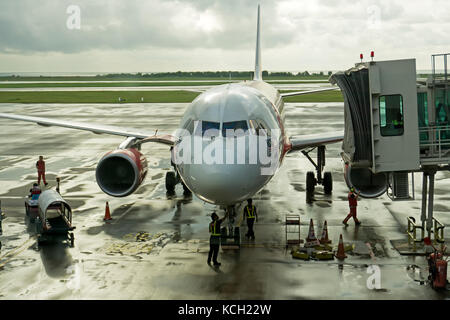 Kota Kinabalu, Malesia - 06 settembre 2017: i tecnici e il sistema meccanico di fare un intervento di manutenzione su aereo prima della prossima partenza. Foto Stock