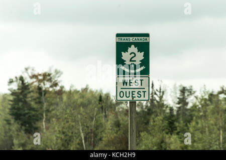 Cartello con il segno verde della Trans Canada highway 2 westdirection di collegamento tra l'Oriente- e west coast Foto Stock