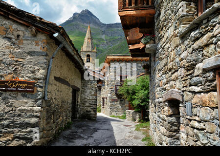 Architettura tradizionale con casa in pietra nel villaggio di Bonneval-sur-Arc, dipartimento della Savoia delle Alpi del Rodano, uno dei villaggi più belli di fra Foto Stock