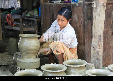 Una donna è la formazione di una pentola su una ruota di ceramiche in Yandabo villaggio sul fiume Irrawaddy in Myanmar (Birmania). Foto Stock