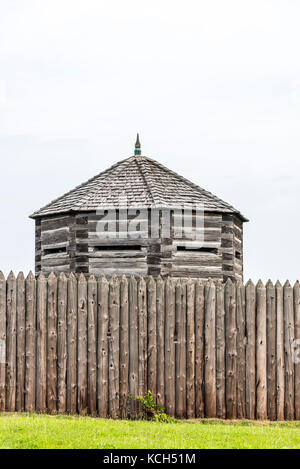 Una recinzione di legno con sottolineato cime che circondano fort george in Niagara sul lago in ontario canada. Il legno blocco ottagonale house è dietro il fortific Foto Stock