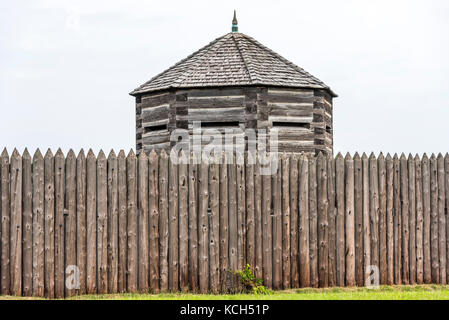 Il legno blocco ottagonale casa a Fort George in Niagara sul lago ontario canada sorge sopra il legno appuntito fortificazione che circonda la fortezza. Foto Stock