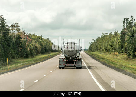 Québec Canada 09.09.2017 autocisterna di carburante via la guida sulla montagna strada forestale in Canada Foto Stock