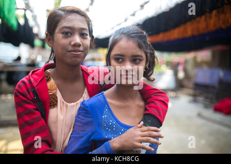 MANDALAY, MYANMAR - 11 gennaio 2016: le donne non identificato in una piccola fabbrica di seta nella periferia di Mandalay, Myanmar il 11 gennaio, 2016 Foto Stock