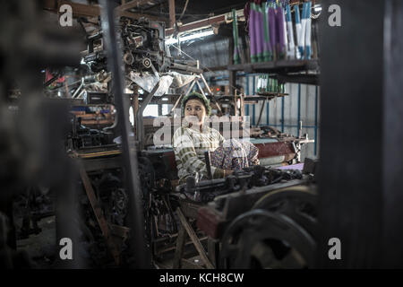 MANDALAY, MYANMAR - 11 GENNAIO 2016: Donna non identificata in una piccola fabbrica di seta alla periferia di Mandalay, Myanmar il 11 gennaio 2016. Foto Stock