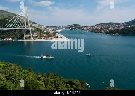 Franjo Tuđman Bridge, un cavo-alloggiato ponte portante il D8 strada statale all'approccio occidentale a Dubrovnik, in Croazia attraverso Rijeka Dubrovačka vicino porto di Gruž Foto Stock