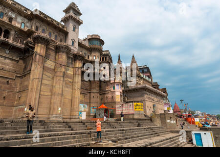 Varanasi, India - 14 marzo 2016: immagine orizzontale della bella architettura di munshi ghat nella parte anteriore del fiume Gange nella città di Varanasi in India Foto Stock