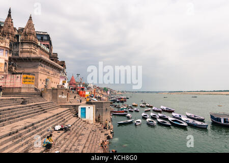 Varanasi, India - 14 marzo 2016: immagine orizzontale delle scale di munshi ghat e il sacro Gange fiume con molte barche nella città di Varanasi in Foto Stock