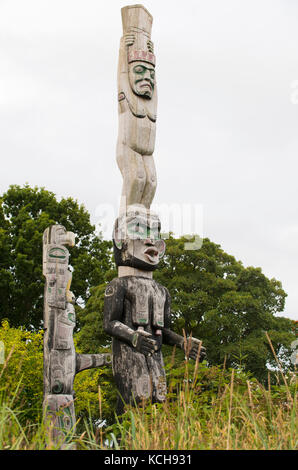 POle capo azienda di rame e di Dzunukwa da Steven Bruce e Shane salmone, Alert Bay, cormorano isola, Isola di Vancouver, British Columbia, Canada Foto Stock