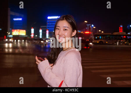 Bella donna parlando al telefono cellulare strade di notte Foto Stock