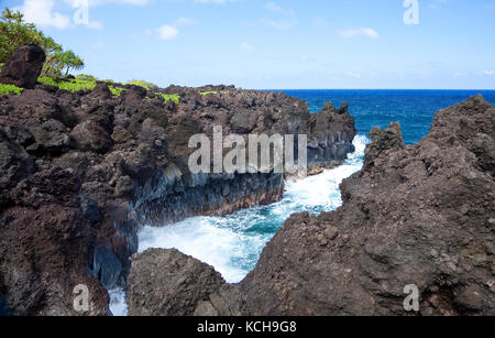 Onde e rocce laviche a Wai'anapanapa state park, Maui, Hawaii Foto Stock