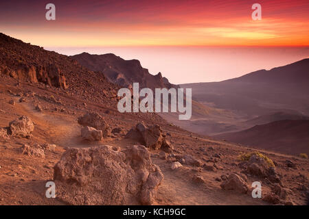 Sunrise all'interno del cratere Haleakala, haleakala national park, Maui, Hawaii Foto Stock