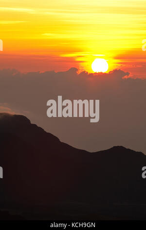 Il sorgere del sole sopra le nuvole, haleakala national park, Maui, Hawaii Foto Stock