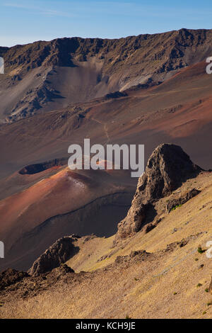 Cono di scorie (Pu'u) e il sentiero escursionistico all'interno del cratere Haleakala, haleakala national park, Maui, Hawaii Foto Stock