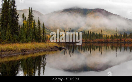 Paesaggio autunnale lungo la Highway 1, vicino al lago Mentasta, Alaska, Nord America. Foto Stock