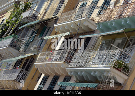 Appartamenti e appartamenti in Grecia fotografati da un unico o diverso angolo creazione di motivi e di un'immagine grafica degli edifici. Foto Stock