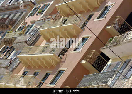 Appartamenti e appartamenti in Grecia fotografati da un unico o diverso angolo creazione di motivi e di un'immagine grafica degli edifici. Foto Stock