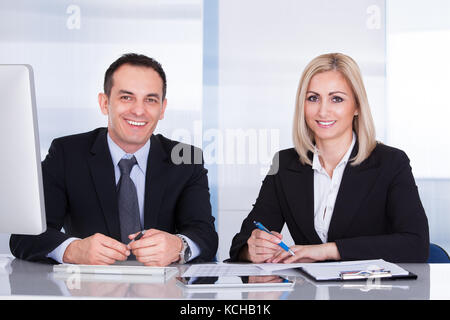 Ritratto di due happy business i colleghi in ufficio a lavorare insieme Foto Stock
