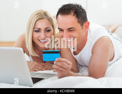 Matura in camera da letto Shopping Online Azienda Carta di Credito Foto Stock