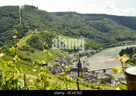 Vista sui vigneti della Valle del Mosel in Bernkastel-kues, Germania Foto Stock