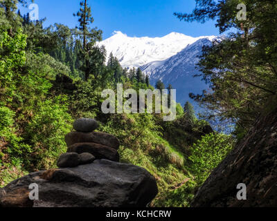 Montagne innevate dell'Himachal Pradesh nello stato dell'India settentrionale nell'Himalaya Foto Stock