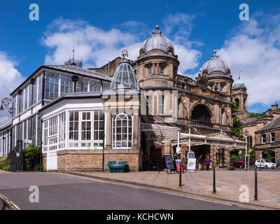 L'opera house e il pavilion gardens conservatorio, Buxton, Derbyshire Foto Stock