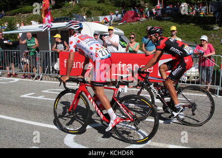 CHAMROUSSE, FRANCIA, 18 LUGLIO 2014 : Joaquim Rodriguez, con la sua maglia a pois che premia il miglior scalatore, e Amael Moinard durante la fase Chamrousse di Foto Stock