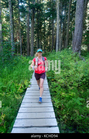 Trail Running sul sentiero arcobaleno di Rainbow Lake, Whistler, British Columbia Foto Stock