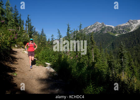 Trail Running sul sentiero Arcobaleno Arcobaleno al lago. Whistler, British Columbia Foto Stock