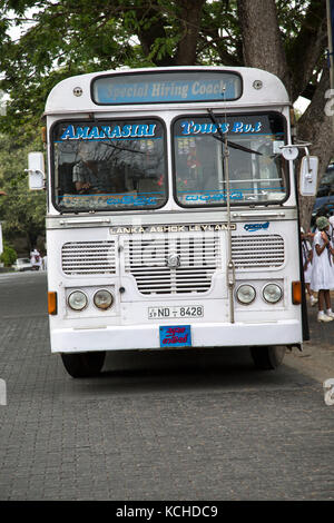 Lanka Ashok Leyland tour pullman a noleggio intown di Galle, Sri Lanka, Asia Foto Stock