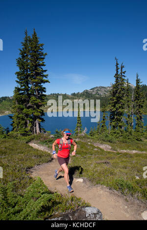 Trail Running sul sentiero Arcobaleno Arcobaleno al lago. Whistler, British Columbia Foto Stock