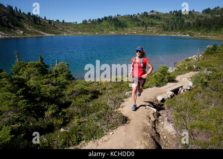 Trail Running sul sentiero Arcobaleno Arcobaleno al lago. Whistler, British Columbia Foto Stock