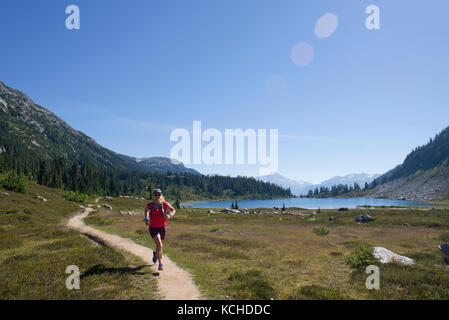 Trail Running sul sentiero Arcobaleno Arcobaleno al lago. Whistler, British Columbia Foto Stock