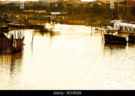 Stilted case in Kampong Khleang village intorno al lago Tonle Sap in Siem Reap provincia in Cambogia Foto Stock