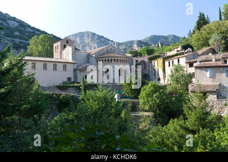 Francia, Languedoc, St Guilhem le Desert, antiche case nel villaggio di collina di St Guilhem le Desert. Foto Stock