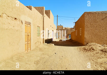 Merzouga, Marocco - Jan 6, 2017: Sulla strada nel villaggio di Merzouga. Due uomini marocchini in bianco djellaba talk su strada Foto Stock