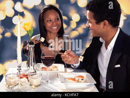 Ritratto di coppia romantica mangiare sushi a cena Foto Stock