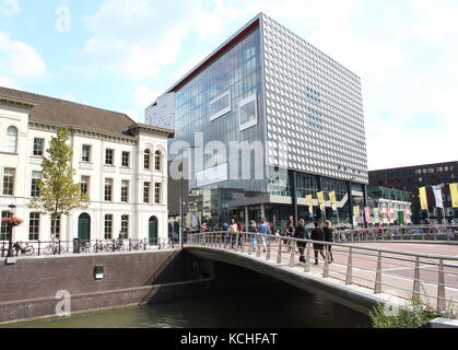 Tivoli Vredenburg musica contemporanea complesso in Utrecht, Paesi Bassi . (Estate 2017). Nuovo ponte sul Catherijnesingel / Daalsesingel Foto Stock