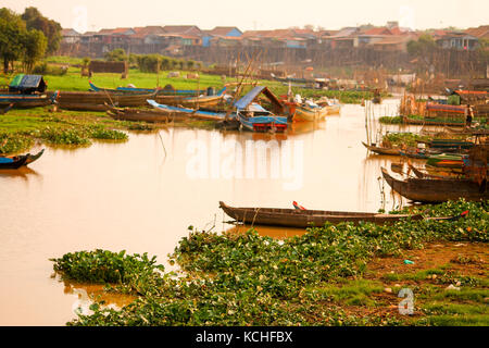 Stilted case in Kampong Khleang village intorno al lago Tonle Sap in Siem Reap provincia in Cambogia Foto Stock