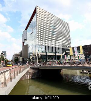 Tivoli Vredenburg musica contemporanea complesso in Utrecht, Paesi Bassi . (Estate 2017). Nuovo ponte sul Catherijnesingel / Daalsesingel Foto Stock