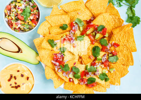 Giallo corn chips nachos con salsa al formaggio e salsa salsa. cibo messicano snack concetto. Foto Stock