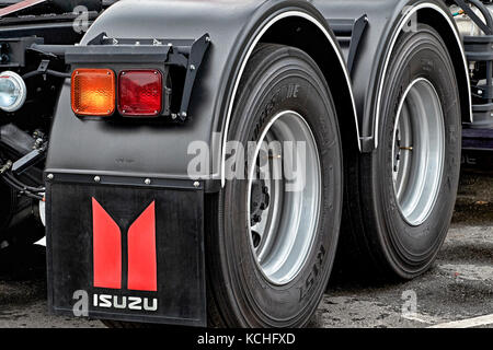 Dettaglio di un nuovo e moderno motore Isuzu grande 6 ruote. Ruota, pneumatico, pneumatico. Close up. Foto Stock