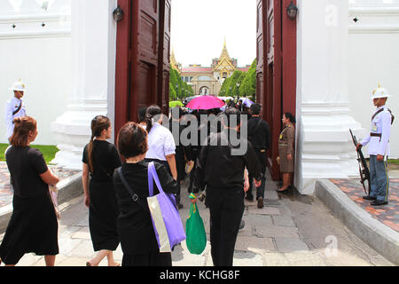 Popolo thai mentre immettendo il Grand Palace durante l'ultimo giorno di persone ci sono da pagare rispetto al royal hall urna contenente il corpo della Thailandia del re Bhumibol Adulyadej all'interno di the dusit maha prasat trono hall presso il Grand Palace per la cremazione. (Foto di vichan poti / pacific stampa) Foto Stock