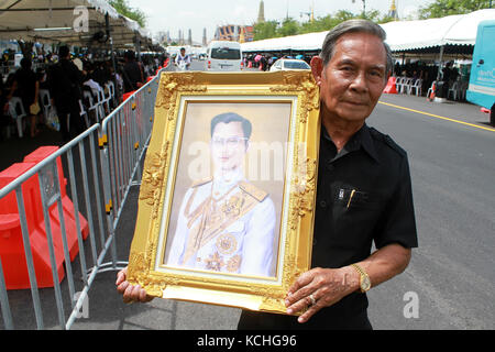 Popolo thai mentre immettendo il Grand Palace durante l'ultimo giorno di persone ci sono da pagare rispetto al royal hall urna contenente il corpo della Thailandia del re Bhumibol Adulyadej all'interno di the dusit maha prasat trono hall presso il Grand Palace per la cremazione. (Foto di vichan poti / pacific stampa) Foto Stock